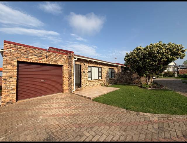 2 BEDROOM TOWNHOUSE FOR SALE IN JEFFREYS BAY CENTRAL